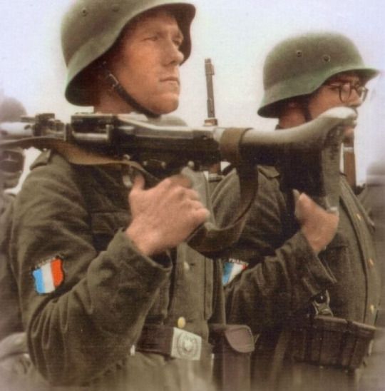 GLI ULTIMI TRECENTO.  Storia della 33 Waffen-Grenadier Division SS Charlemagne